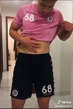 Bùi Hoàng Việt Anh khoe cơ bụng săn chắc với mẹ