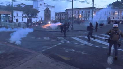 Protesta estudiantil en Quito concluye con una nube de gas lacrimógeno