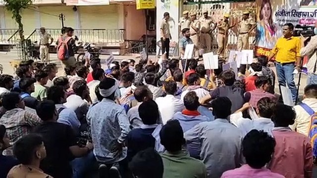 शहीद स्मारक से बेरोजगार पंहुचे पीसीसी, सडक़ पर दिया धरना
