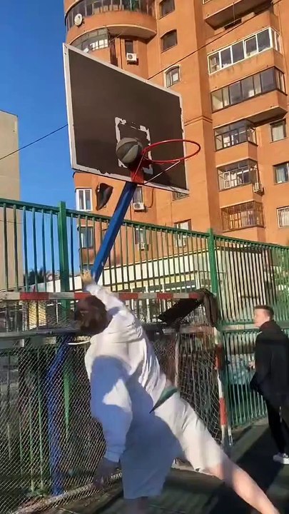 Este joven intenta bajar el balon de baloncesto y mira lo que pasa-EstoesLoco!