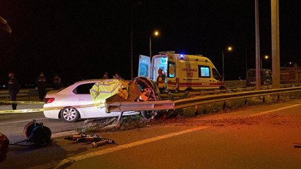 Otomobil bariyerlere girdi: 2 ölü