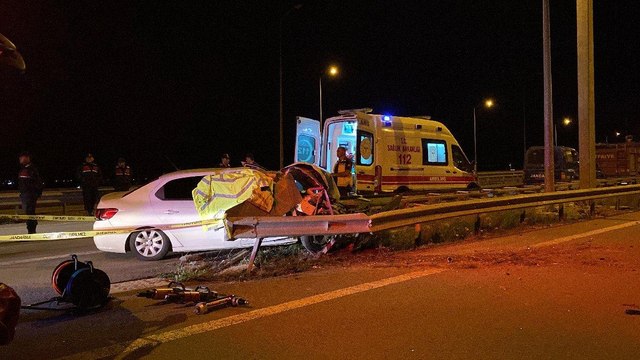 Otomobil bariyerlere girdi: 2 ölü