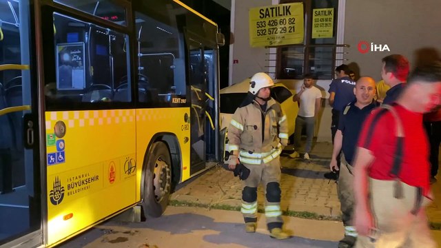 İETT otobüsü sokağa dalıp dehşeti yaşattı! Otomobili hurdaya çevirdi: Yaralı var