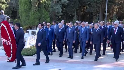 AK Parti ve MHP'li vekillerden oluşan heyet, Bakü'de şehitlikleri ziyaret etti