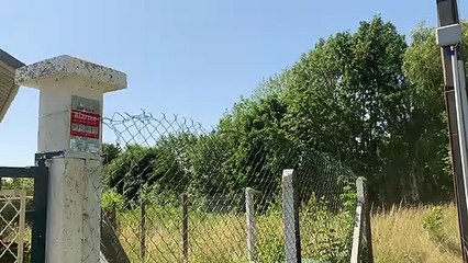 Laurent et son père en plein travaux dans la maison.