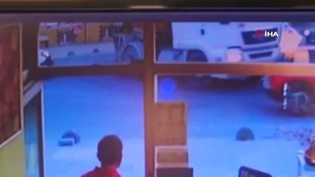 Seyir halindeki hafriyat kamyonunun dorsesi açıldı, yola dökülen hafriyat caddeyi kapattı