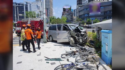 대구 죽전역 주변서 승합차 인도 돌진...행인 심정지 / YTN