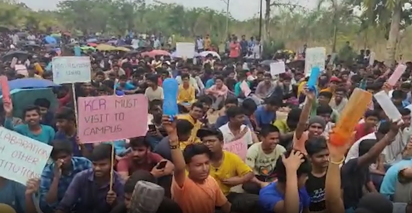 Basara Students Fire on Sabitha Indra Reddy: డిమాండ్లు పరిష్కరించేవరకు తగ్గేదే లే అంటున్న బాసర విద్యార్థులు | ABP Desam