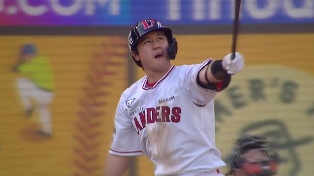 SSG 최정, '전인미답' 17년 연속 두 자릿수 홈런 대기록 / YTN