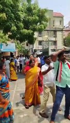 அதிமுக அலுவலகத்தில் இருந்து வெளியேறியதும் அவசரமாக காரை எடுத்த ஜெயக்குமார் - வீடியோ