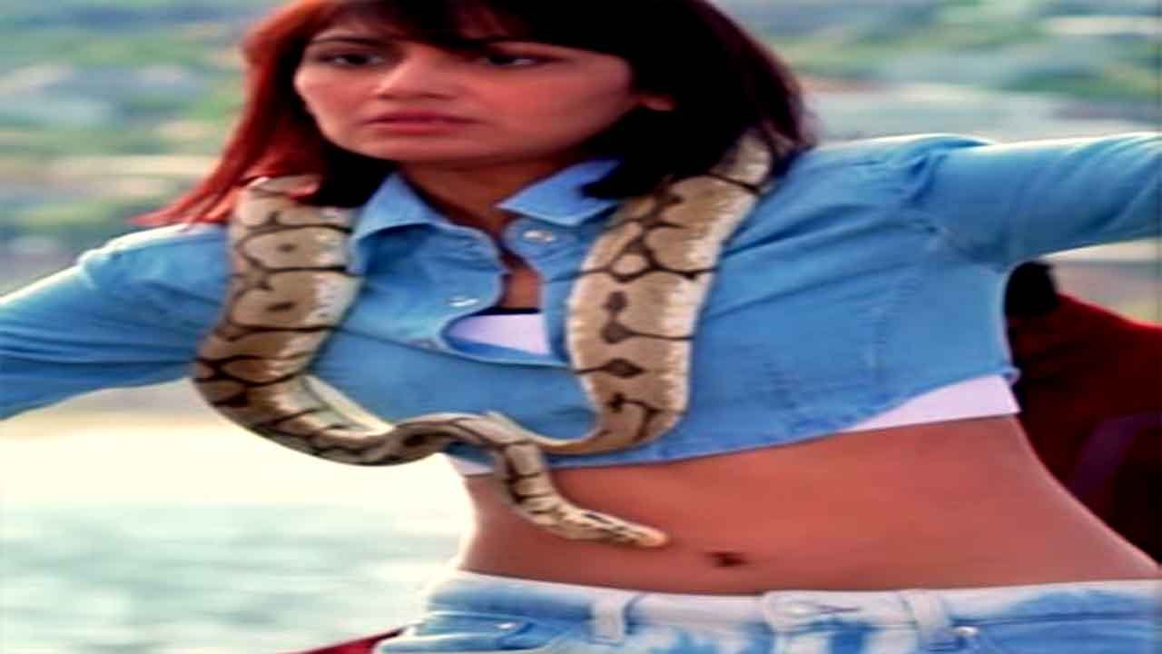 Khatron Ke Khiladi 12: Sriti Jha ने Snake के साथ किया खतरनाक stunt, फैंस के उड़े होश *RealityShow