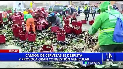 Télécharger la video: Conductor se da a la fuga: camión con cajas de cerveza se despista y genera tráfico en el Rímac