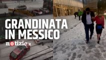 Grandinata violenta a Città del Messico: strade imbiancate dal ghiaccio dopo la tempesta