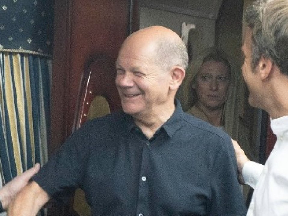 Reise nach Kiew: Olaf Scholz erntet Spott für sein Outfit