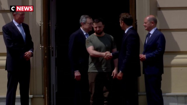 Poignée de main entre Emmanuel Macron et Volodymyr Zelensky à Kiev