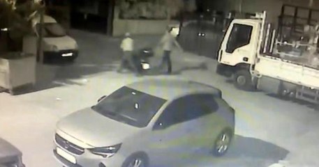 Sancaktepe'de motosiklet hırsızlığı kamerada