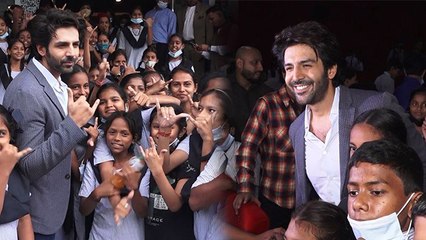 Kartik Aryan Cry Foundation Kids के साथ जमकर Masti Full Inside Video |Boldsky *Entertainment