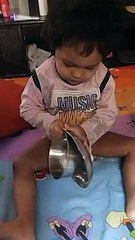 Very Naughty Baby  देखिए, बच्चो को बर्तन के साथ खेलने में कितना मजा आता है