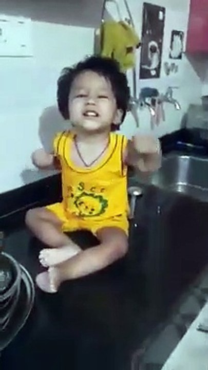 Very Naughty Baby  इस बच्चे की सैतानिया देंखें