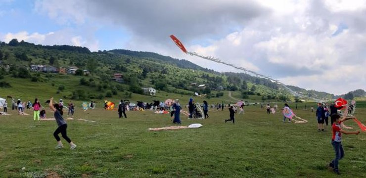 Abant Gölü Milli Parkı'nda uçurtma şenliği