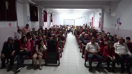 Bağlama kursu alan anneler müzik dinletisi sundu