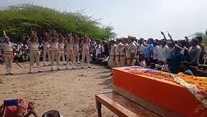 नम आंखों से दी सैनिक को अंतिम सलामी