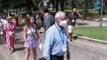 Sánchez se infla a dar besos como guía turístico en la Moncloa para tapar sus abucheos en la calle