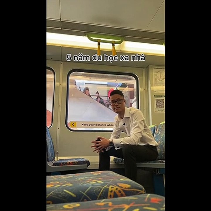 Chàng trai bí mật về quê sau 5 năm du học Úc: Bà chạy ùa ra ôm chầm, hai mắt rưng rưng chực khóc