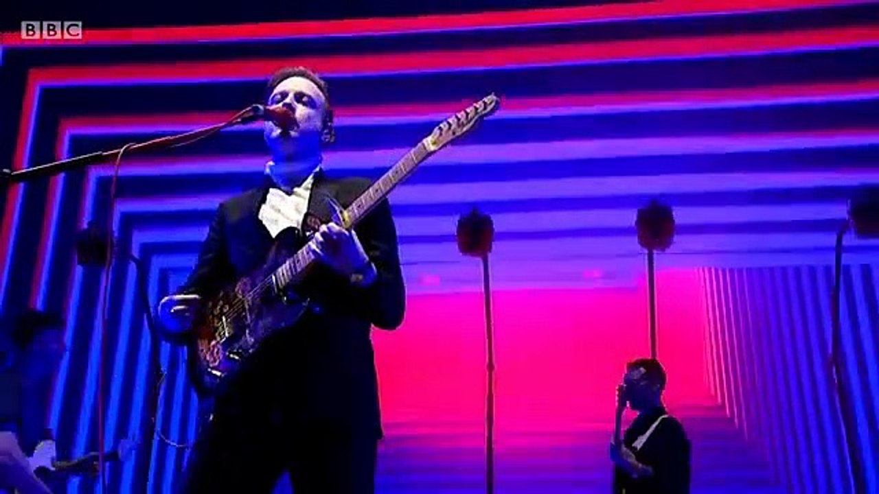Two Door Cinema Club interprète "What You Know" en live