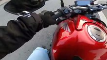 Condutor de Mercedes à beira de causar um acidente, agride motociclista.
