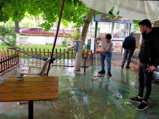 Yağmur ve dolu yağışı su baskınlarına neden oldu