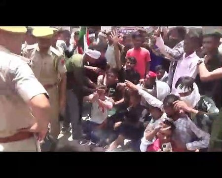 अग्निपथ योजना का विरोध, युवाओं को लाठी फटकार खदेड़ा
