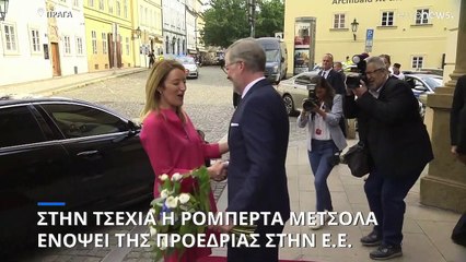 Πράγα: Μια ανθοδέσμη για την Ρομπέρτα Μέτσολα