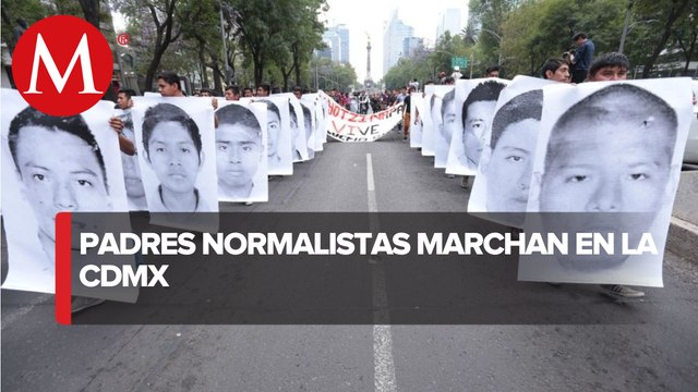 Padres de lo 43 normalistas desaparecidos marchan en la CdMx