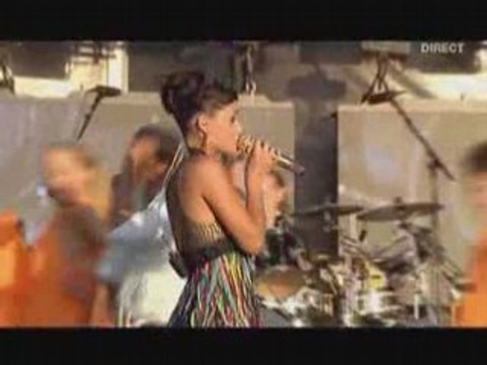 Nelly Furtado - Give It To Me - Paris 2007