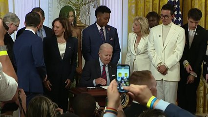 백악관서 '성소수자 자긍심' 행사..."청소년 전환치료 지원 금지" / YTN