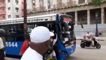 Bronca entre cubanos en una guagua en La Habana