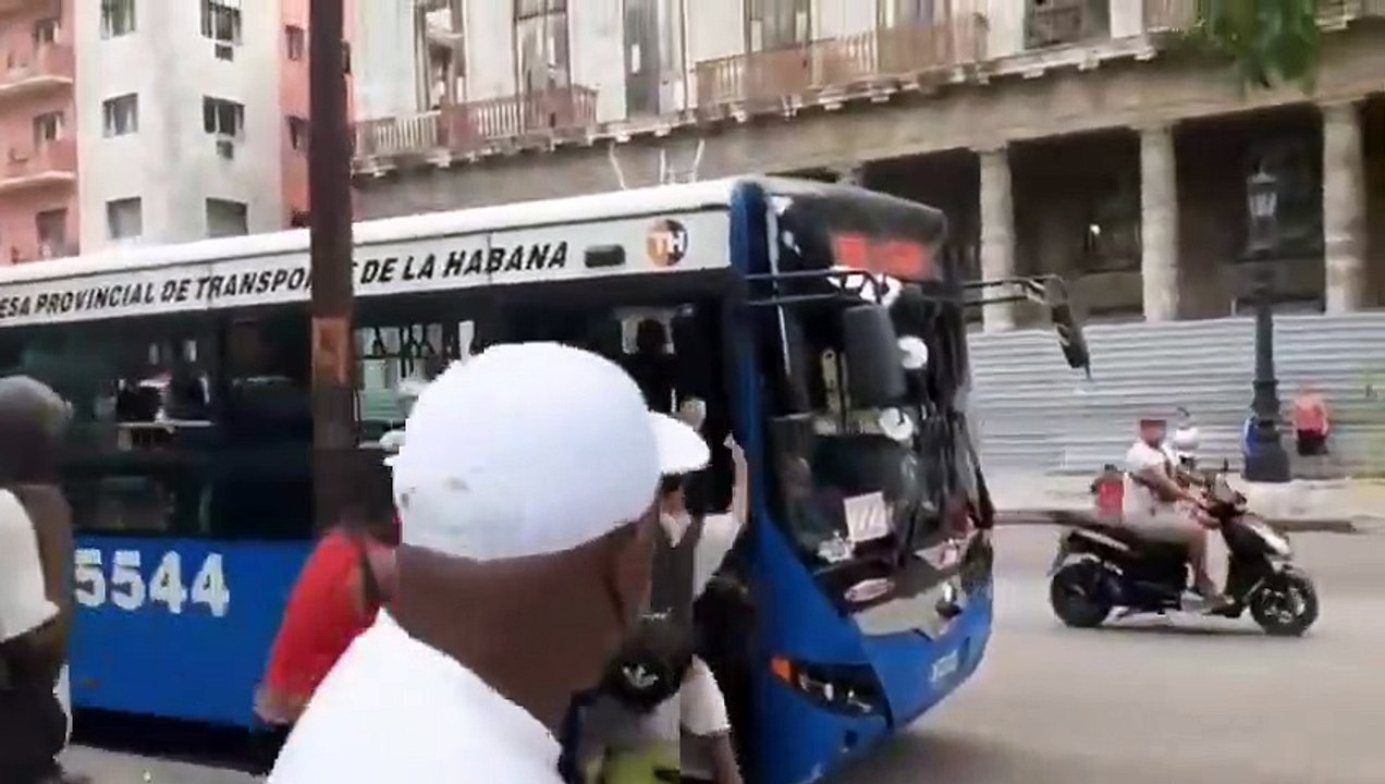 Bronca entre cubanos en una guagua en La Habana