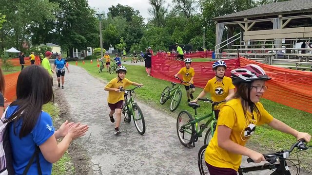 La partie vélo du triathlon scolaire au Parc des Îles-de-Saint-Timothée