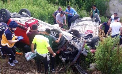 Çarpışan iki otomobil dere yatağına yuvarlandı: 6 yaralı