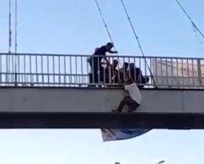 Üst geçide çıkan şahıs ikna edildi