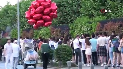 Samsun'da gençler, yüzlerce metrelik konser kuyruğu oluşturdu