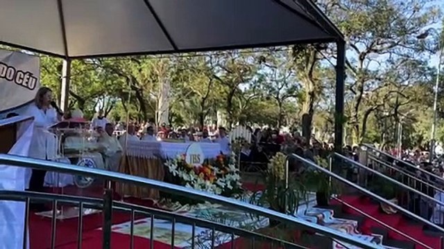 Centenas de fiéis fazem procissão de Corpus Christi na Avenida Brasil