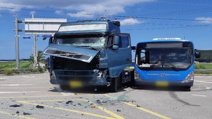 경북 영덕서 시내버스·트레일러 충돌...9명 다쳐 / YTN