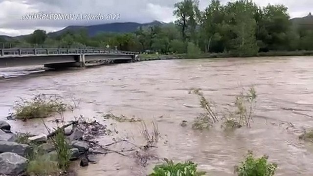 Decenas de personas rescatadas en helicóptero por inundaciones en Yellowstone