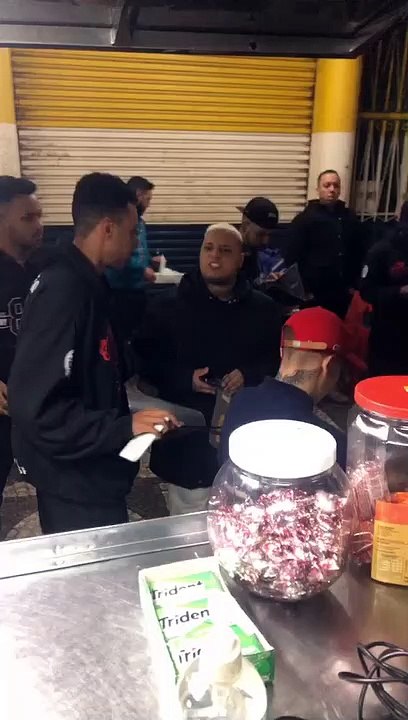Funkeiro MC Ryan surpreende  em trailler de lanches em Umuarama