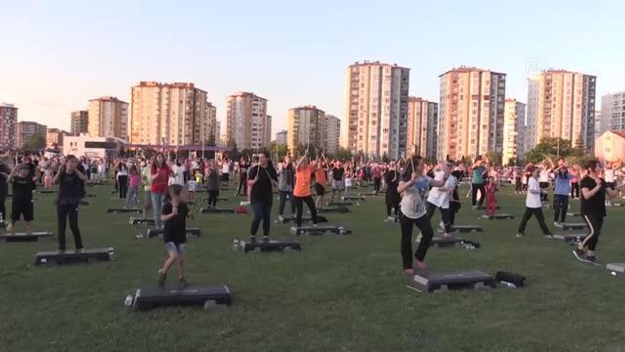 Açık havada müzik eşliğinde spor yapıldı