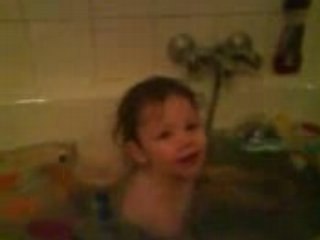 Laly chante dans le bain