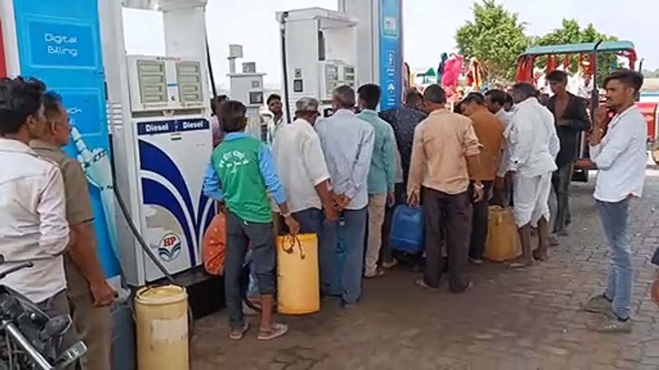 कई पंपों पर नहीं मिल रहा पेट्रोल-डीजल, जहां मिल रहा है वहां लगी भीड़