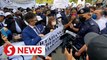 Justice Walk: Malaysian Bar committee members negotiate with police to allow march to Parliament